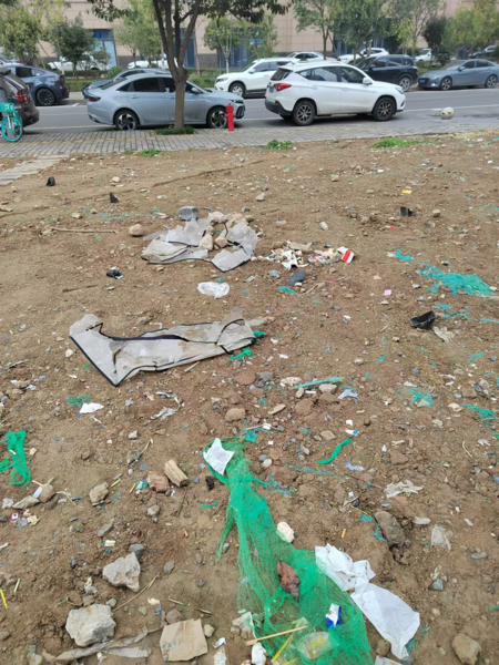 小8跑街|西安未央锦春巷北口“绿化带”内烟头纸屑堆积 市民盼尽快清理