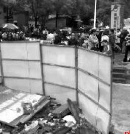 衡阳一小学生工地坠井身亡 亲属称井口被纸皮遮盖