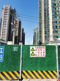 围挡七八年 至今未通车 居民路难行 何时能完工