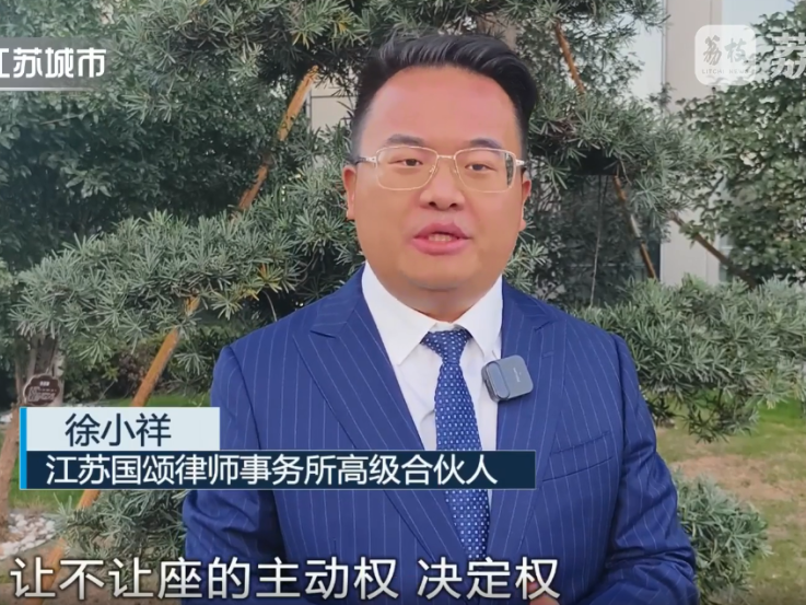 华商头条|南京一老人拉扯孕妇要求让座！地铁这一幕引发讨论！