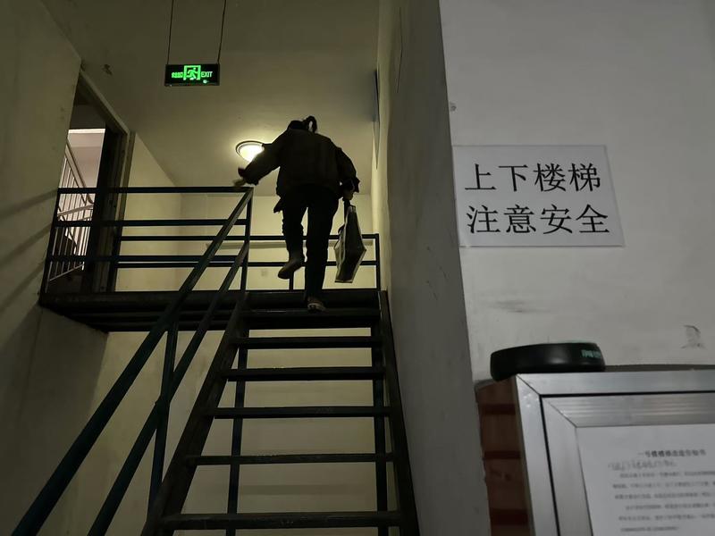 陕安朱雀佳苑1号楼从电梯去车库存安全隐患 记者再探访