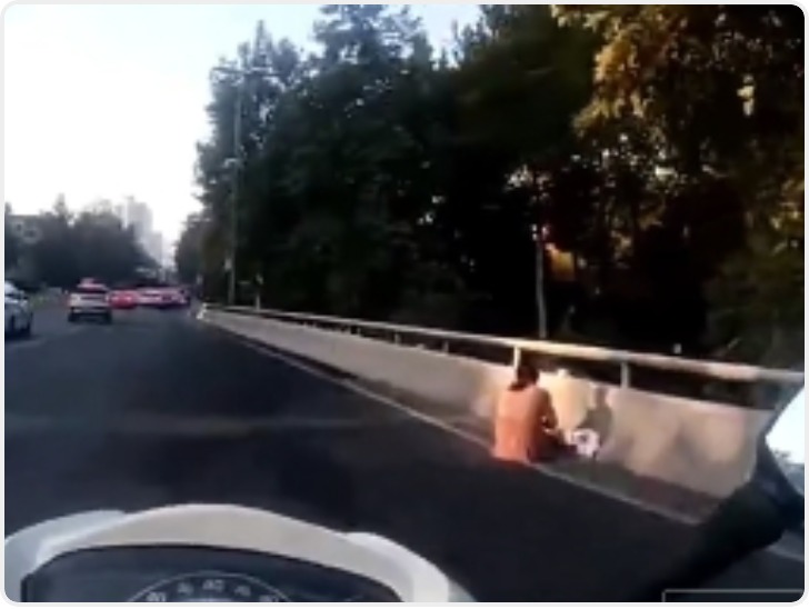 接到指令僅5分鐘后到達現場 交警飛身一躍救下跳橋女子