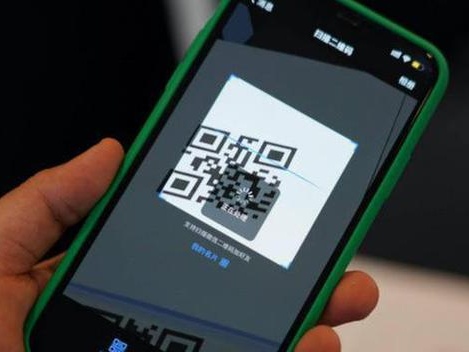 老人沉迷“掃碼” 家里一堆“禮品” 律師提醒：當心信息泄露