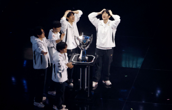 Faker率队卫冕S赛冠军 “全华班”的LPL虽败犹荣