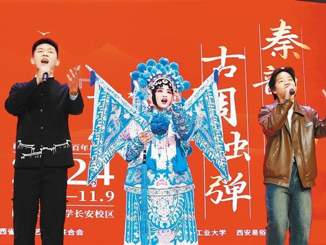 华商头条|大学校园飘出秦腔声声 古老戏曲艺术让年轻人很“上头”