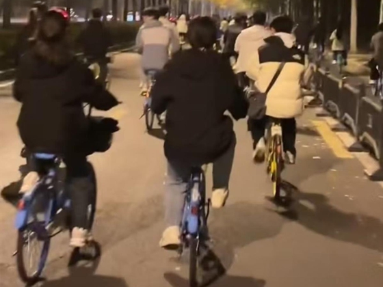 华商头条|数千郑州大学生骑共享单车“夜奔”开封：相关部门凌晨护航