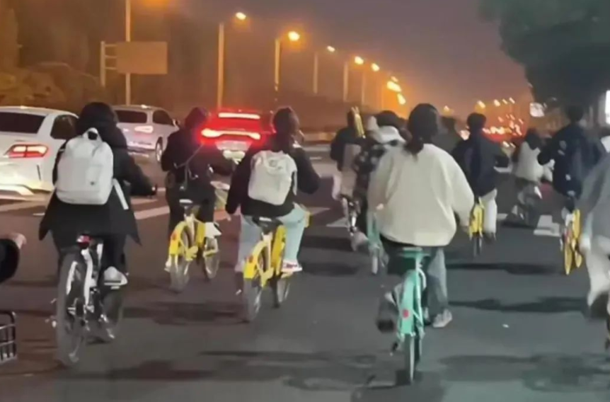 华商头条|开封大学生的“反击”！把成千上万的共享单车骑回郑州