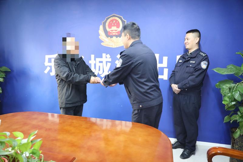 华商头条|买家具交了定金后门店“人去楼空” 西咸警方破获一起诈骗案追赃挽损6万余元