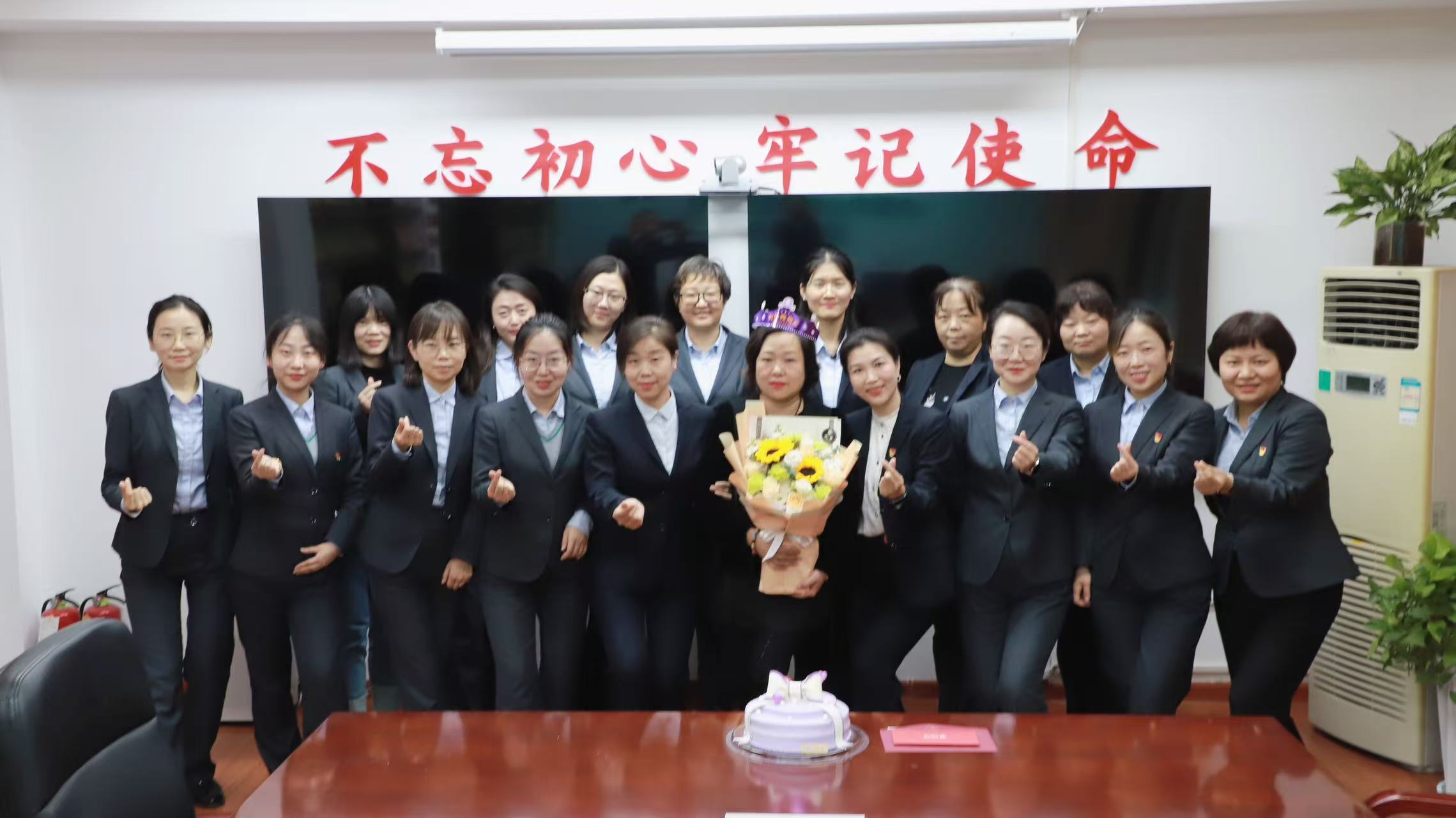 HKL8GEfnMjBsm1Kw.jpg 65704eba11d386a9f04a7c82d305585.jpg