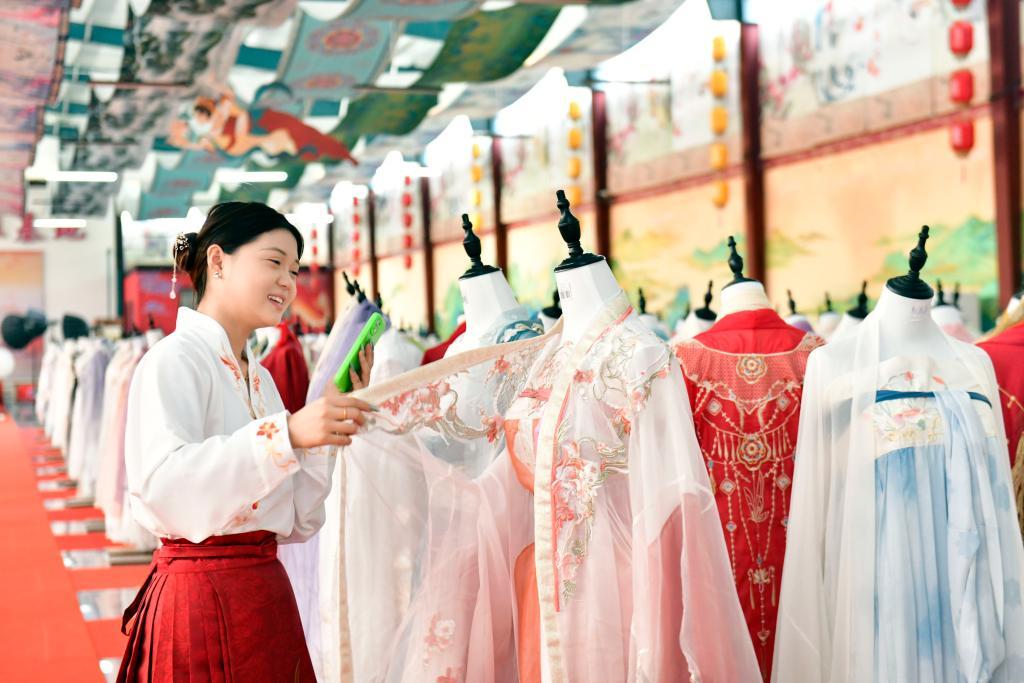 9月27日,在山东曹县大集镇一家汉服基地,主播直播推介汉服。新华社记者 郭绪雷 摄