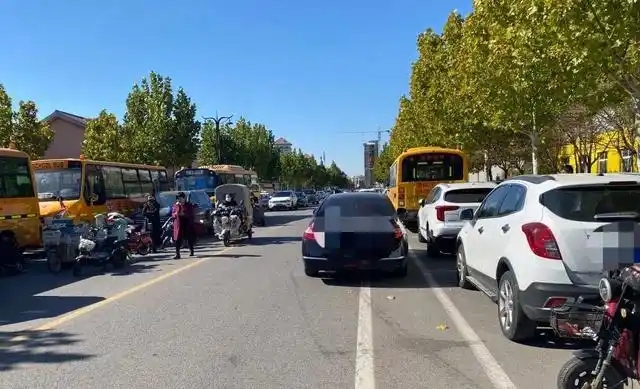 华商头条|我为群众办实事|西工大附中周边车辆占道影响交通 碑林交警：多措并举，确保道路通畅