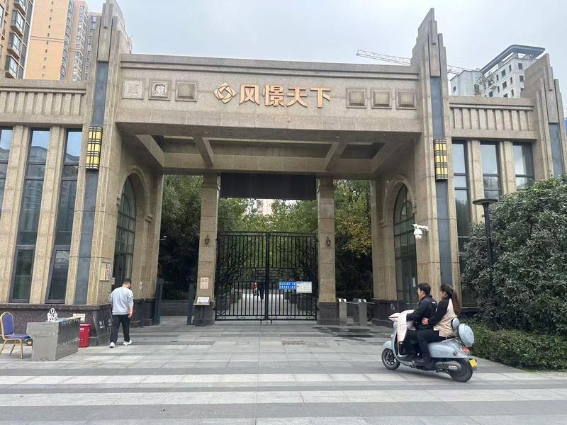 华商头条|大风说法|合法吗？收房10年后马上要办理房产证了 开发商让补交每平方米1580元的土地出让金