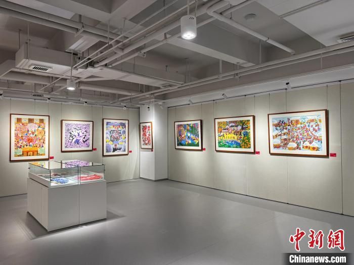 图为现场展出的农民画作品。 梅镱泷 摄