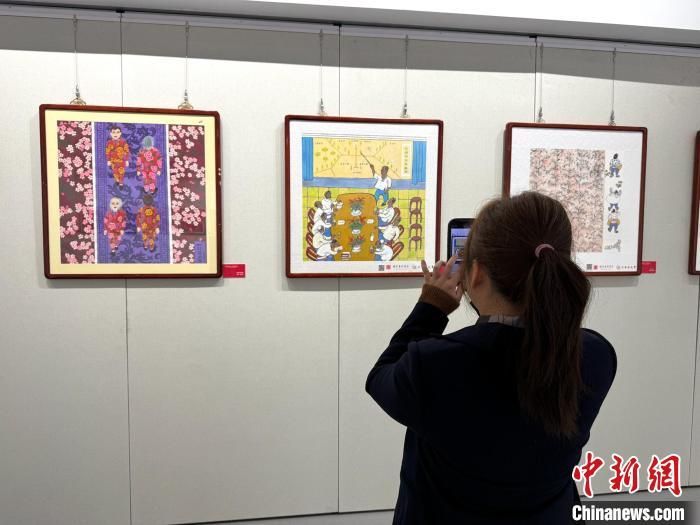 图为民众参观农民画作品。 梅镱泷 摄