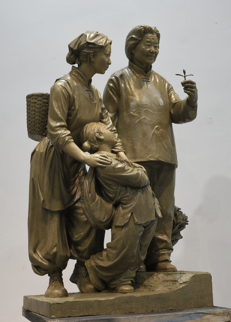 《秦岭茶韵——三秦楷模张淑珍》雕塑，第十四届全国美展入选作品，强飞龙.jpg