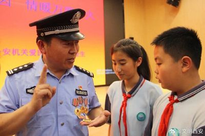 华商头条|“中国好人”曹金生为中学生讲述动人寻亲故事