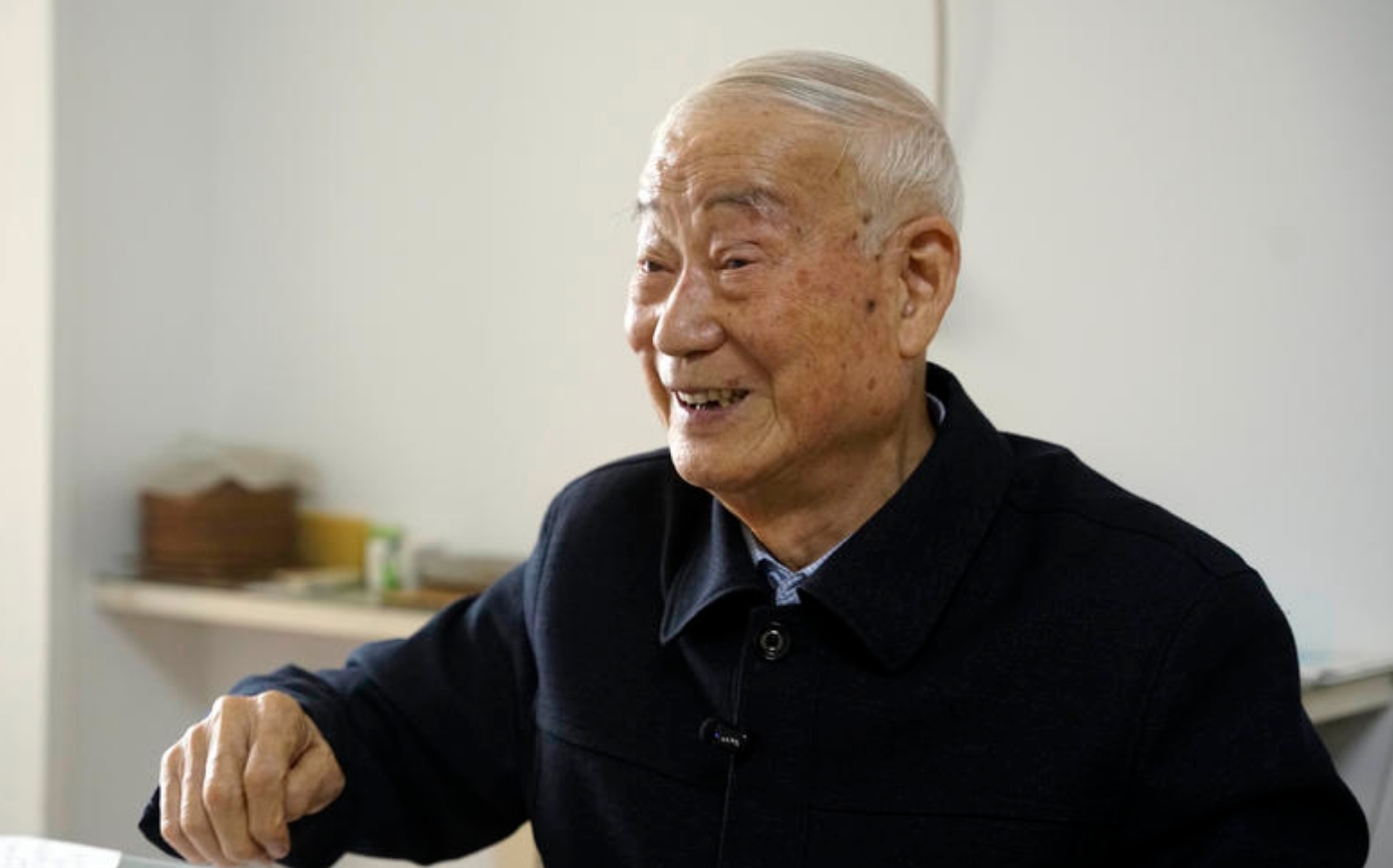 会踩缝纫机也会网购  还会用电脑写小说  93岁的“潮人”还有夫妻相处的“123”理论送给大家