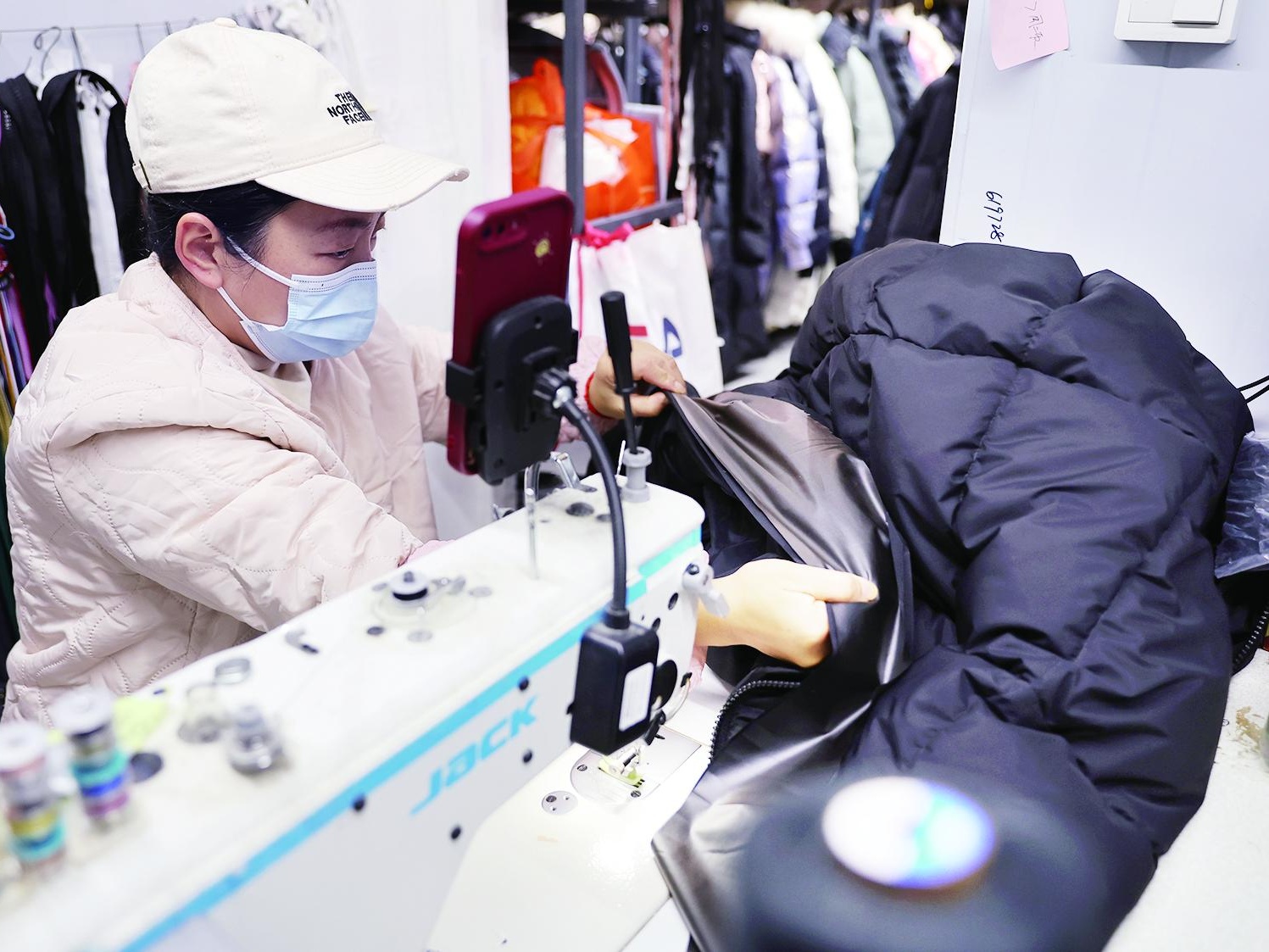 订单排到半个月后 因性价比超高羽绒服翻新“走红”