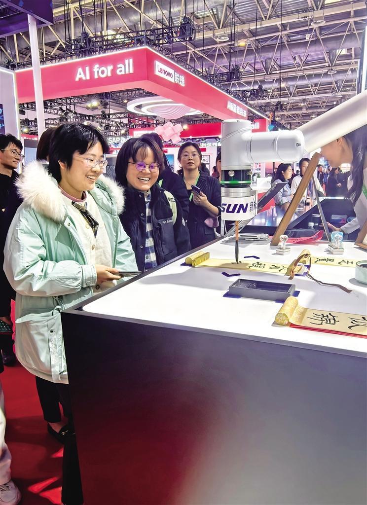 11月27日,陕西美光智能科技有限公司展位上的全自动书写毛笔字机械臂吸引观众驻足观看。