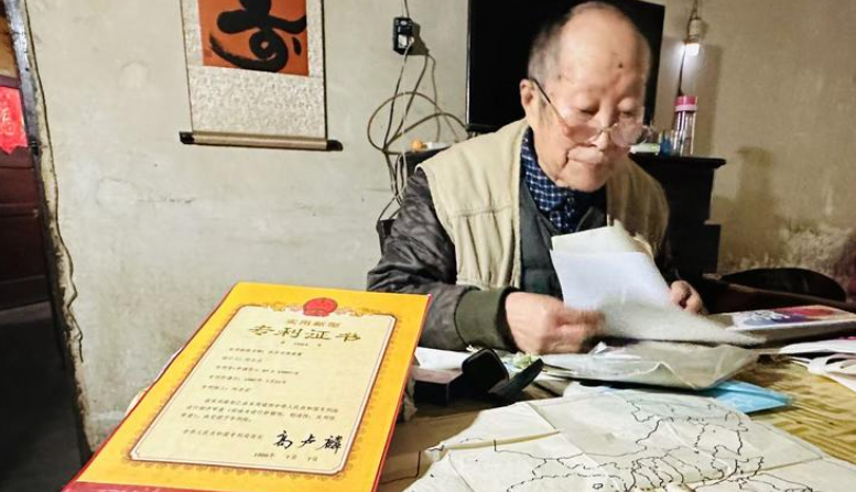 热爱发明创造 西安85岁的他日常仍坚持钻研琢磨