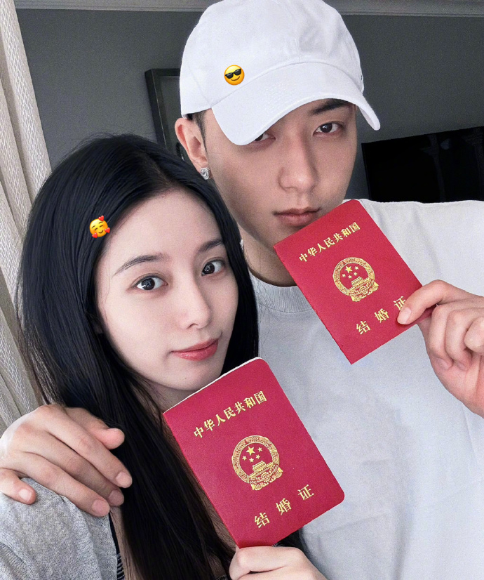 黄子韬、徐艺洋晒出结婚证 官宣结婚