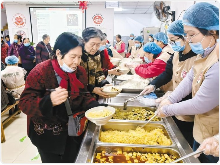 华商头条|6年免费提供午餐37万余份 200多个老人每天在这里感受温暖