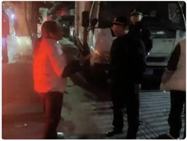 华商头条|女摊贩没钱交50元罚款，被城管要求去借钱交？官方通报