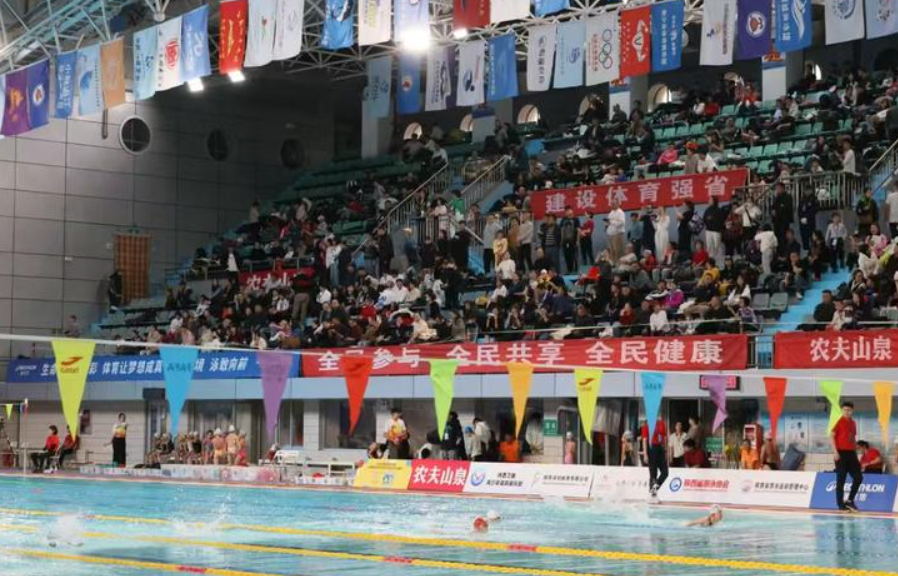 华商头条| 陕西省第八届体育俱乐部游泳联赛总决赛落幕 14岁参赛运动员：游泳让我更加自信