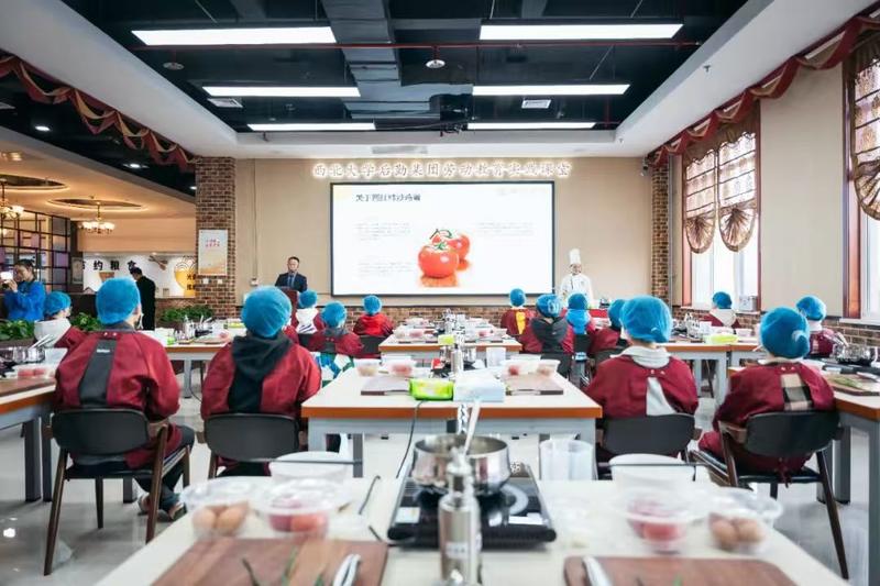 我在西大学做饭！学校烹饪专业选修课大受欢迎