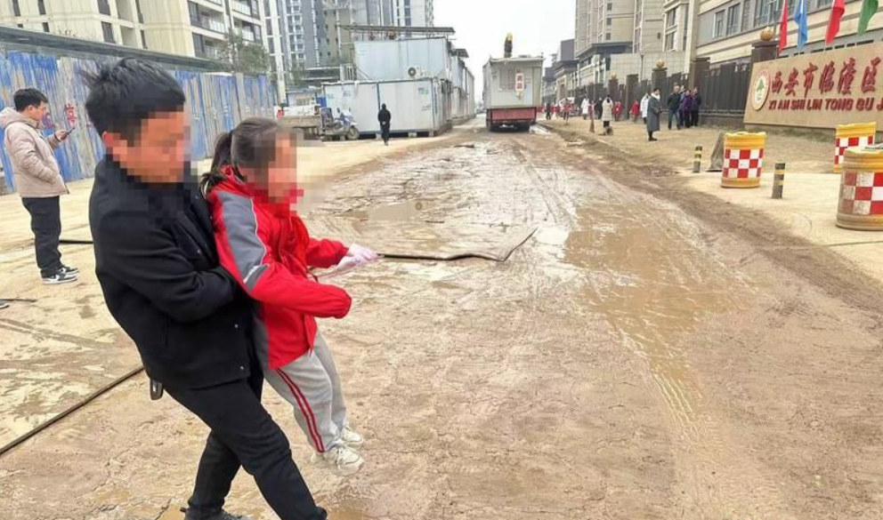 大风记者帮|临潼一小学门口路面被碾压形成水洼 孩子们出行困难