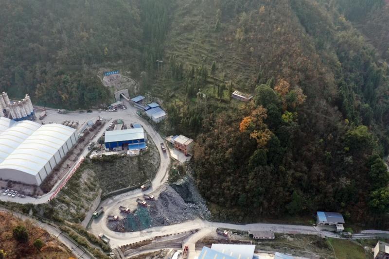 西康高铁首条万米隧道贯通 全线已贯通10座隧道