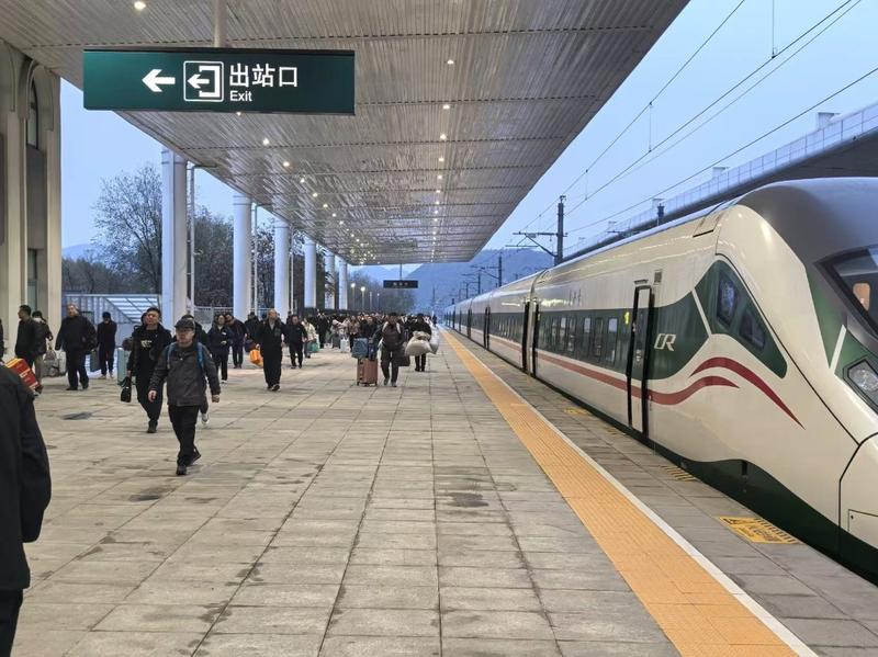西安铁路局春运学生及务工人员返乡售票启动 12306手机客户端可提前17天预约购票