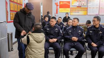 华商头条|重庆长寿男子6岁被拐以拾荒为生 36年后终与父亲团聚