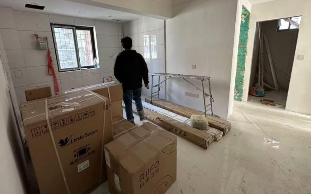 华商头条|大风记者帮丨房子4四万多全包给一装修公司 从10月开始就停工了