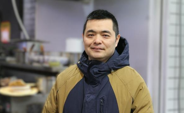 烤肉店老板何俊峰：把顾客当朋友 做任何生意都不会太差