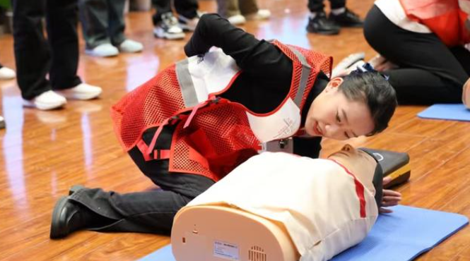 华商头条|陕西省高校红十字会应急救护邀请赛在西安举办 18支高校大学生队伍同台竞技