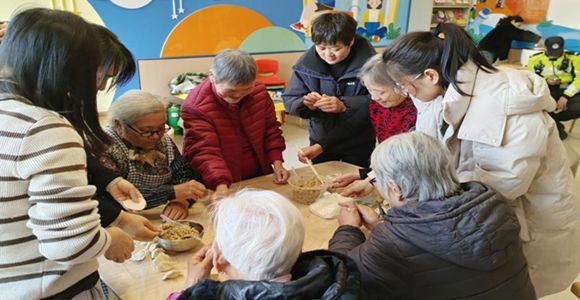 华商头条|社区关心独居老人 共同包饺子传递温情