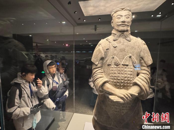 图为马来西亚青少年参观秦始皇帝陵博物院。 杨英琦 摄
