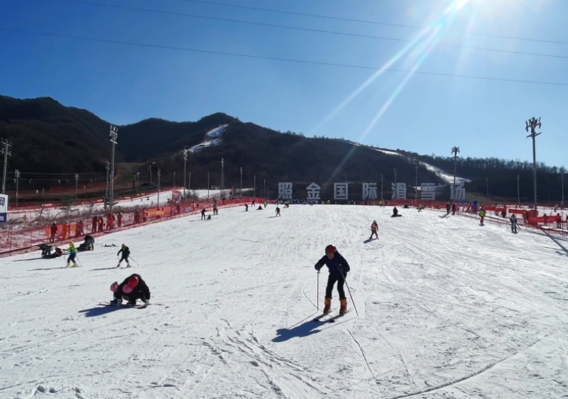 雪友们在滑雪场滑雪,尽情体验滑雪运动带来的快乐。人民网记者 魏鑫摄