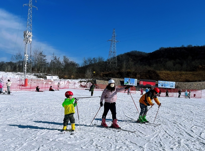 雪友们在滑雪场滑雪,尽情体验滑雪运动带来的快乐。人民网记者 魏鑫摄