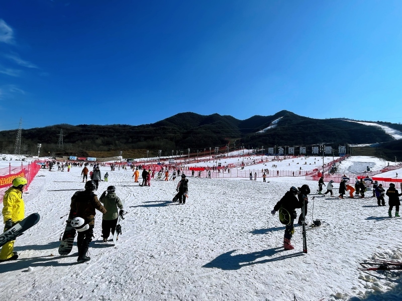 陕西铜川照金国际滑雪场,2024-2025雪季已开启。人民网记者 魏鑫摄
