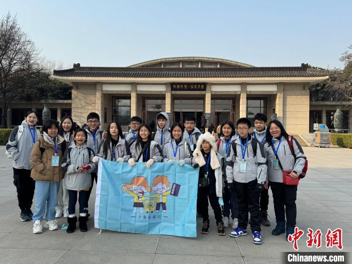 图为马来西亚青少年在秦始皇帝陵博物院合影留念。 杨英琦 摄