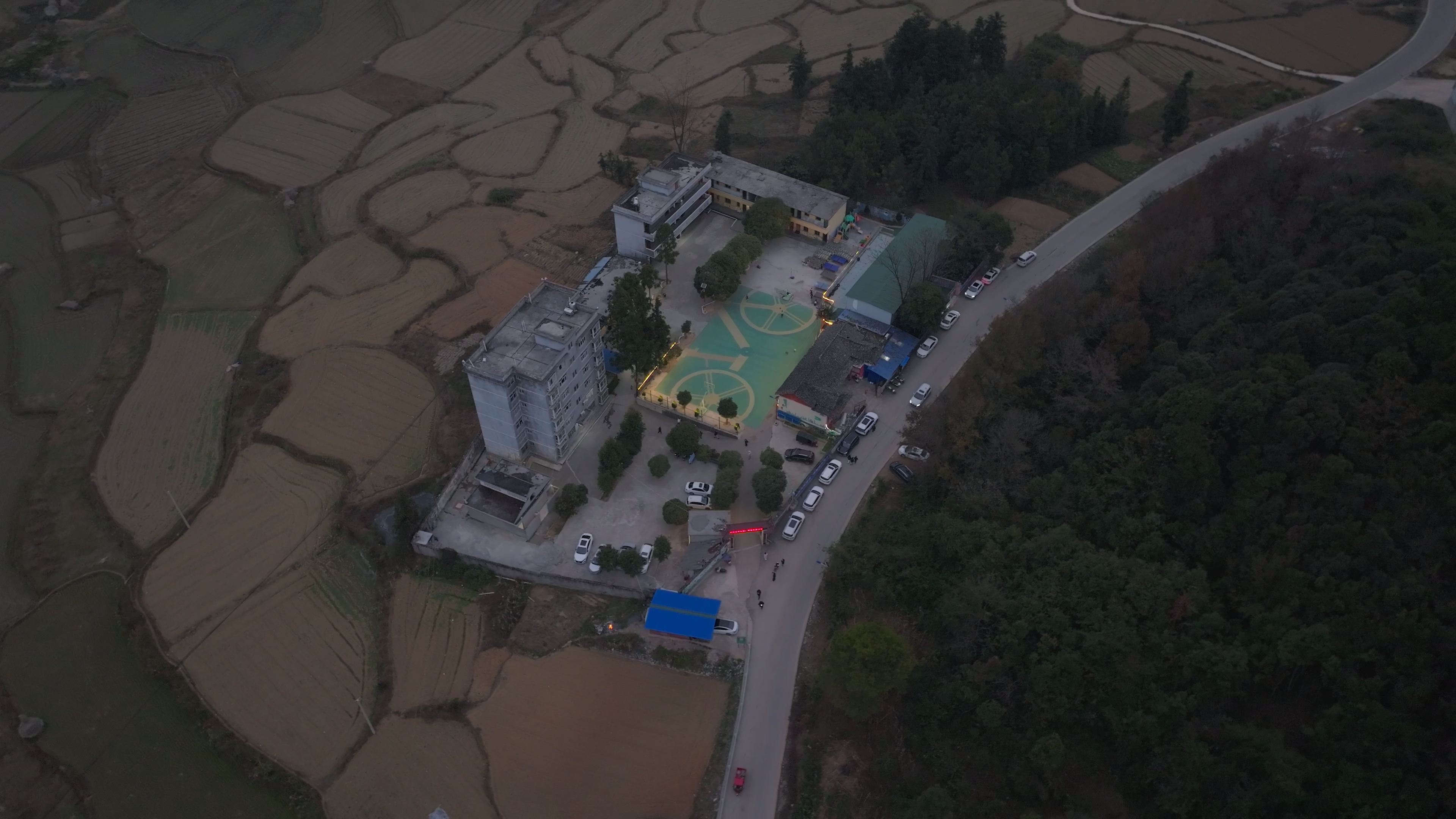 坐落在村口的三都县母改小学.jpg