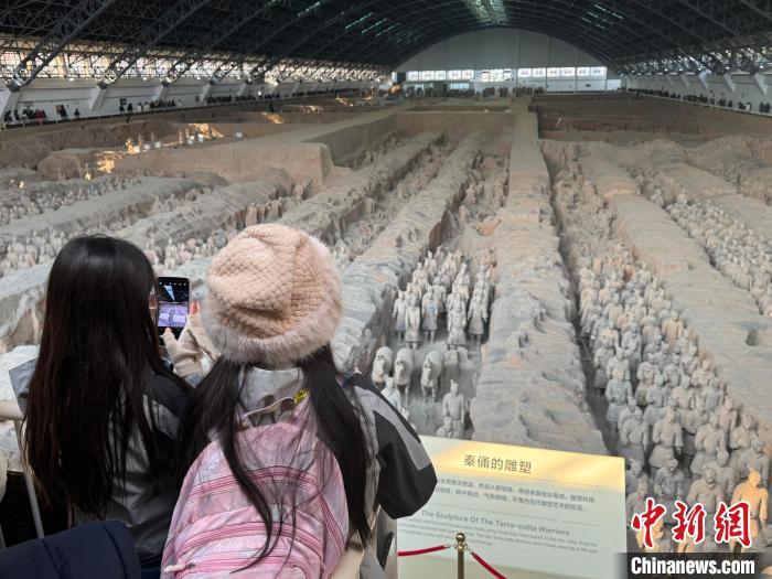 图为马来西亚青少年参观秦始皇帝陵博物院。 杨英琦 摄