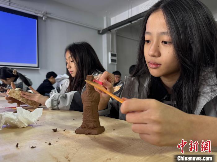 图为马来西亚青少年亲手制作兵马俑泥塑。 杨英琦 摄