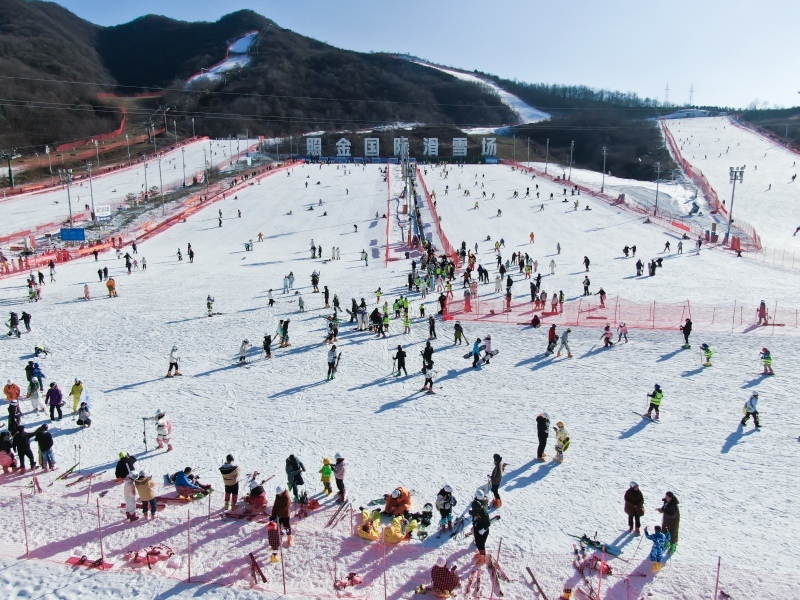 陕西铜川照金国际滑雪场,2024-2025雪季已开启。人民网记者 魏鑫摄