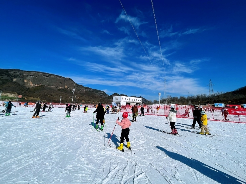 雪友们在滑雪场滑雪,尽情体验滑雪运动带来的快乐。人民网记者 魏鑫摄
