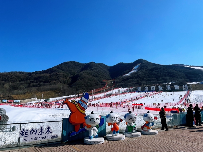 陕西铜川照金国际滑雪场,2024-2025雪季已开启。人民网记者 魏鑫摄