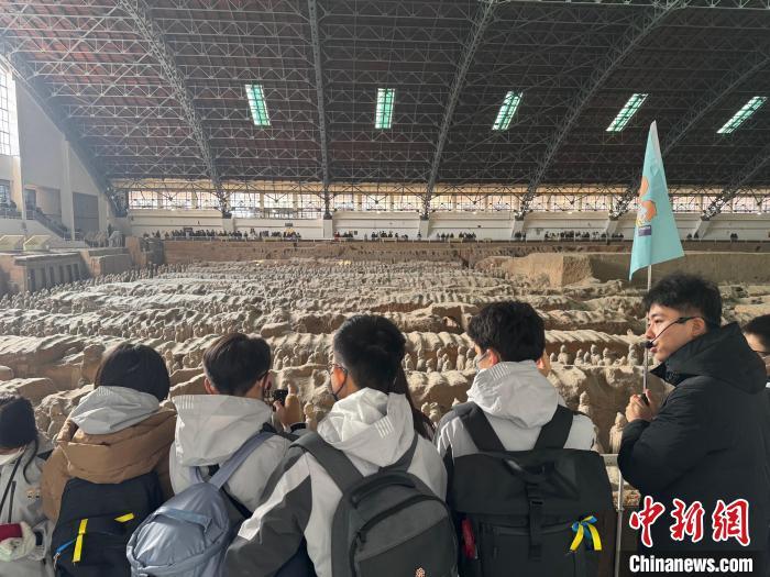 图为马来西亚青少年参观秦始皇帝陵博物院。 杨英琦 摄