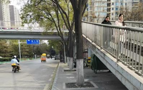 华商头条|小8跑街|南二环经九路口站挪移后距下站百米多远 居民出行很不方便